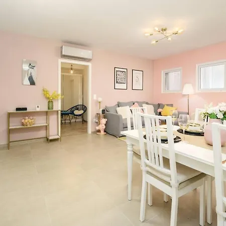 B104 - Liberty Bridge Lovely With Free Parking Apartment *