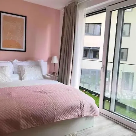 B104 - Liberty Bridge Lovely With Free Parking Apartment *