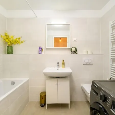 Apartment B104 - Liberty Bridge Lovely With Free Parking