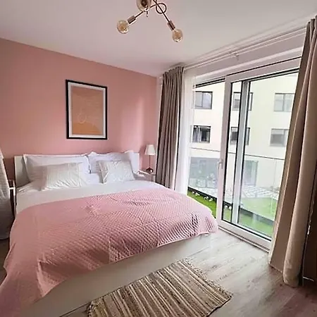 B104 - Liberty Bridge Lovely With Free Parking Apartment *